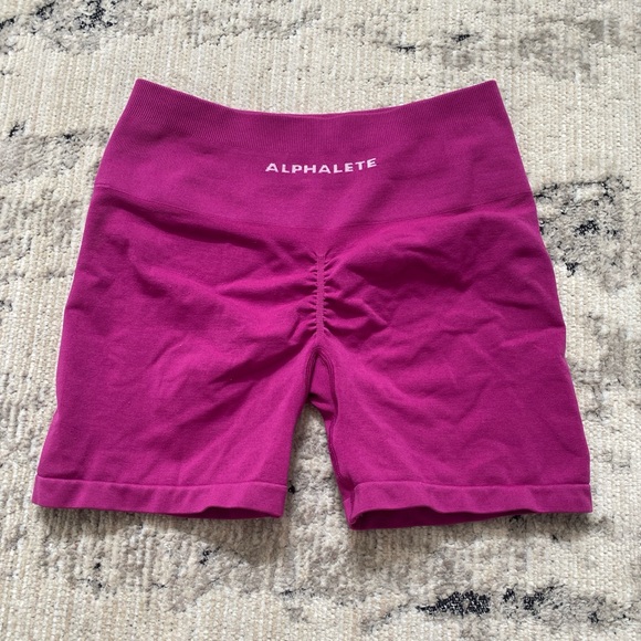 Alphalete 4.5 inch amplify short in magenta - Picture 3 of 5